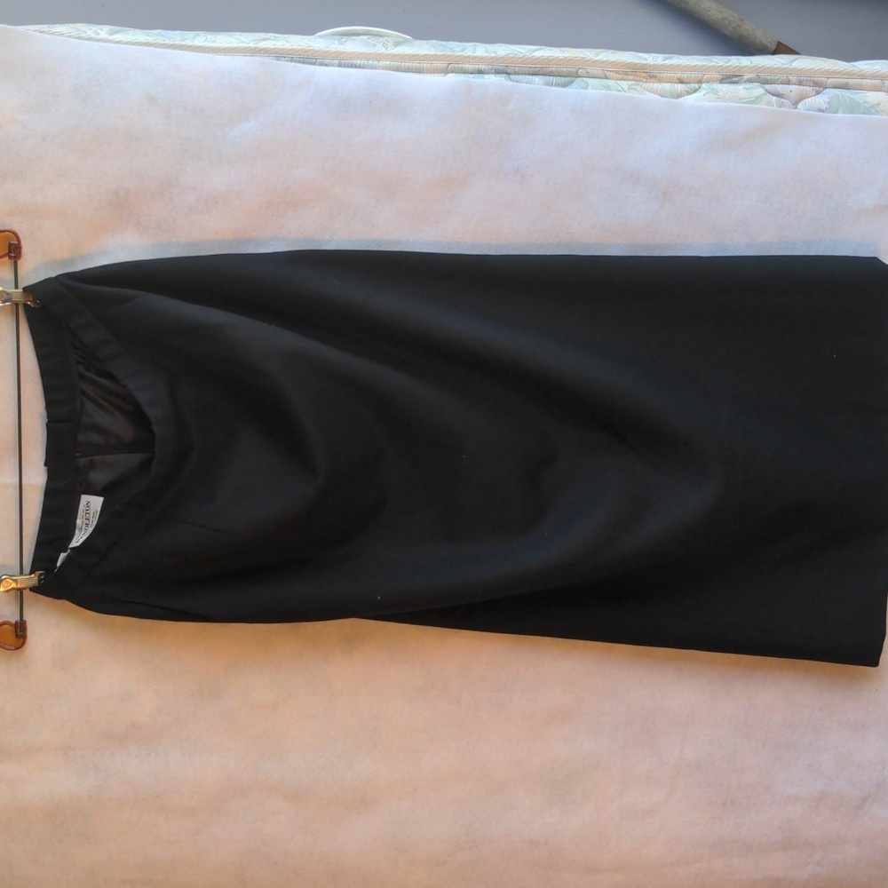 Woman's black 100% wool Pendleton back zipper like new full length skirt